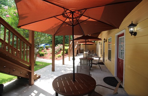 Ellenwood Apartment | Top-Rated Studio Red with Kitchen Amenities for Your Stay