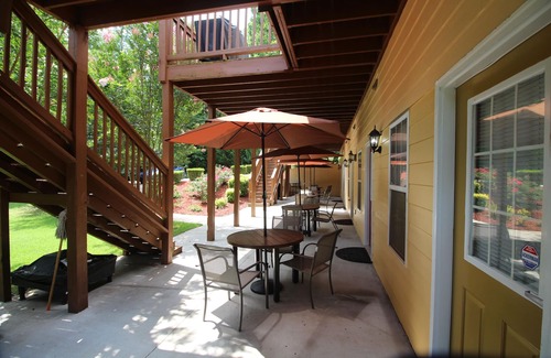 Ellenwood Apartment | Top-Rated Studio Red with Kitchen Amenities for Your Stay