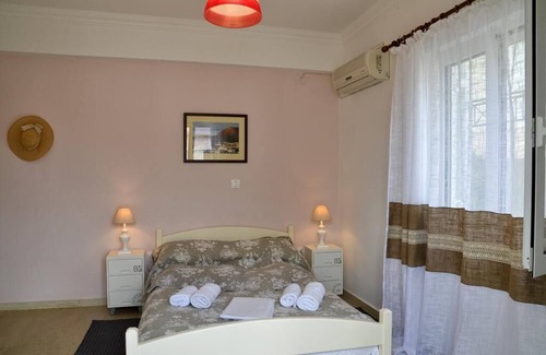 Palekastro Apartment | Romantic Studio in City Center, Steps from the Beach!