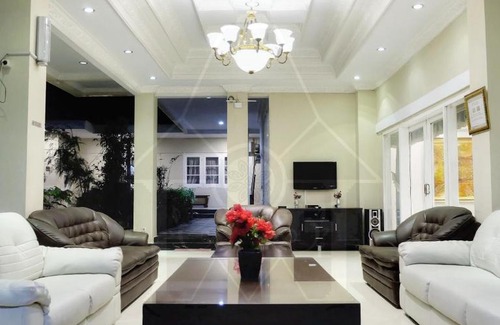 Cipanas Bed & Breakfast | Cozy Studio Room at Wisma Halim Villas with Pool Access