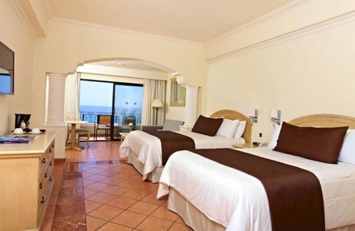Centro Resort | All-Inclusive Studio at Sandos Finisterra: Family-Friendly Stay
