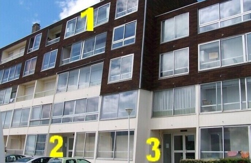Courseulles-sur-Mer Apartment | Seaside Studio with Oceanfront Views, Rated 9.6/10