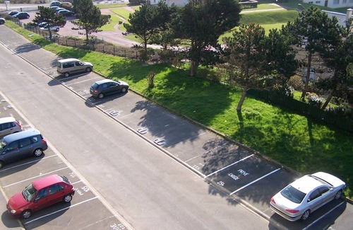 Courseulles-sur-Mer Apartment | Seaside Studio with Oceanfront Views, Rated 9.6/10