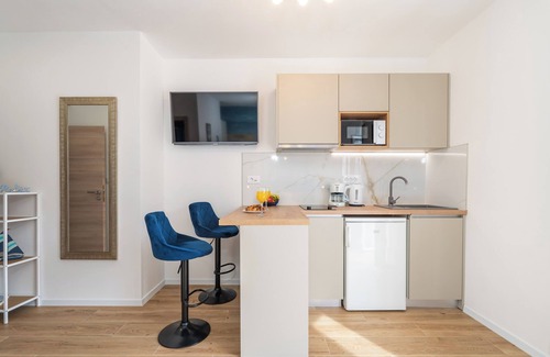 Zaton Apartment | Oceanfront Studio Seastar Apartment with Balcony Views