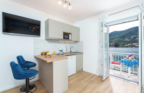 Zaton Apartment | Oceanfront Studio Seastar Apartment with Balcony Views