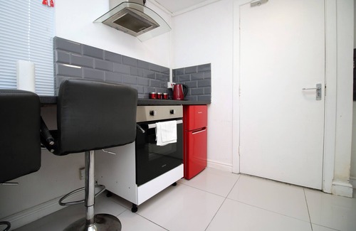 Cwmbrwla Apartment | Cozy Studio Flat with Free Parking Near City Centre