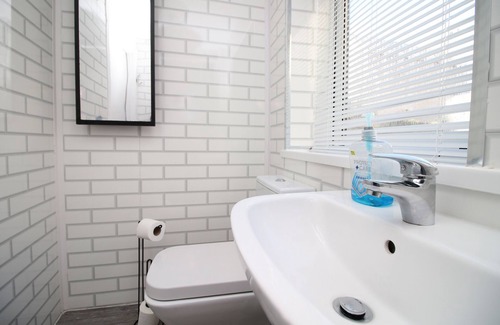 Cwmbrwla Apartment | Cozy Studio Flat with Free Parking Near City Centre
