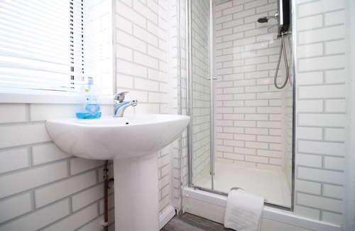 Cwmbrwla Apartment | Cozy Studio Flat with Free Parking Near City Centre