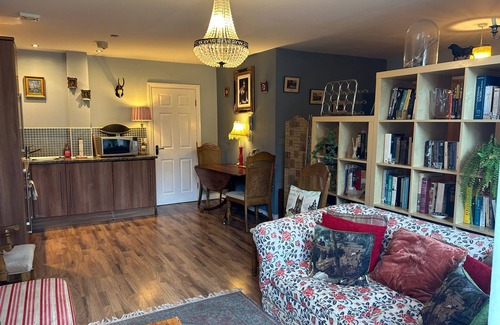 Macclesfield Apartment | Unique Town Centre Apartment with Kitchen and Breakfast