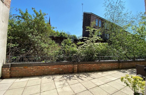 Macclesfield Apartment | Unique Town Centre Apartment with Kitchen and Breakfast