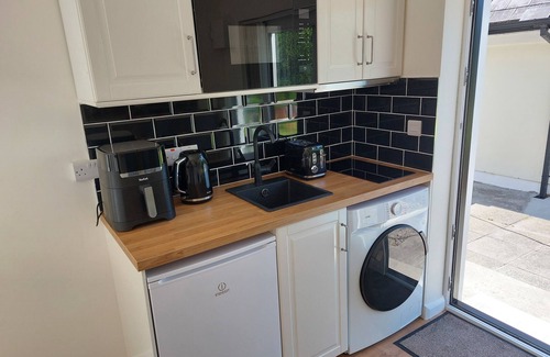 Dawros Apartment | Cozy Studio Retreat with Mountain Views Near Kenmare