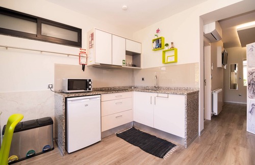 Santana House | Cozy Studio Retreat with Kitchenette & Patio, Rated 9.8