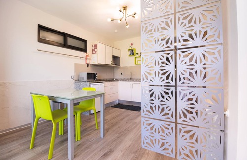 Santana House | Cozy Studio Retreat with Kitchenette & Patio, Rated 9.8