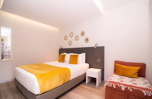 Santana House | Cozy Studio Retreat with Kitchenette & Patio, Rated 9.8