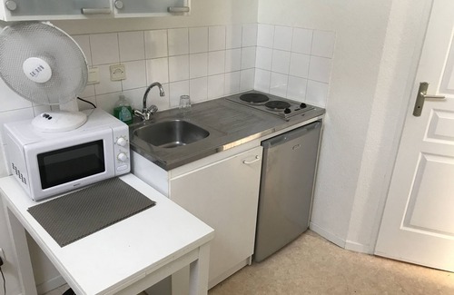 Leon Blum - Bon Coin Apartment | Cozy Studio with Ensuite Bath and Breakfast Included