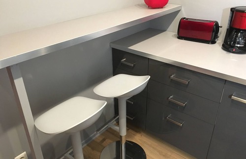 Leon Blum - Bon Coin Apartment | Cozy Studio with Ensuite Bath and Breakfast Included