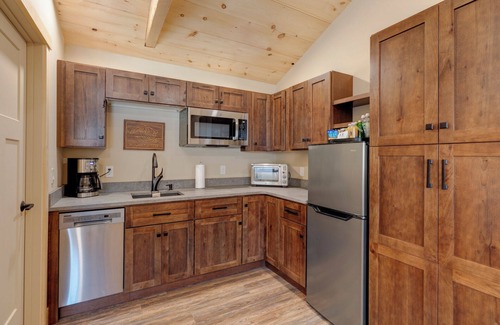 Sunapee Hotel | Inviting Studio Suite #8 at The Lodge near Sunapee Harbor