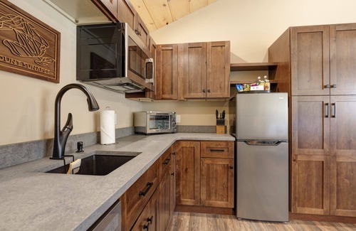 Sunapee Hotel | Inviting Studio Suite #8 at The Lodge near Sunapee Harbor