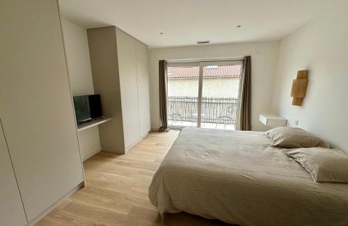 Genay House | Cozy Studio with Balcony and Kitchenette - Pet Friendly Stay