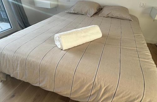 Genay House | Cozy Studio with Balcony and Kitchenette - Pet Friendly Stay