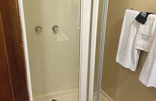 Midway Apartment | Studio Suite just steps to the KettleRiver