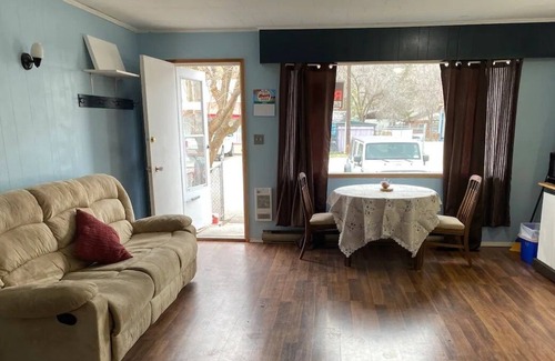 Midway Apartment | Studio Suite just steps to the KettleRiver