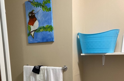 Midway Apartment | Studio Suite just steps to the KettleRiver