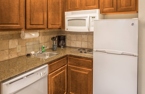 Independence Apartment | Business-Ready Studio Suite with Pool & Spa Access