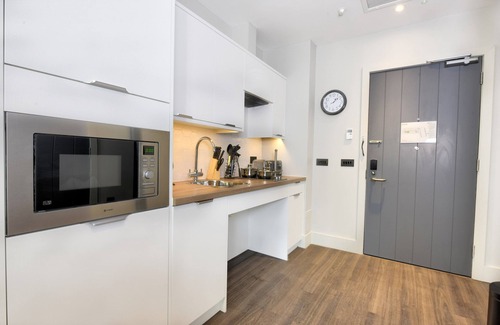Dundee Apartment | Ideal Studio Suite in Prime Location with Free Wi-Fi