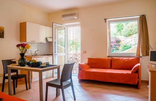 Succhivo Apartment | Oceanfront Studio with Ensuite & Breakfast by the Sea