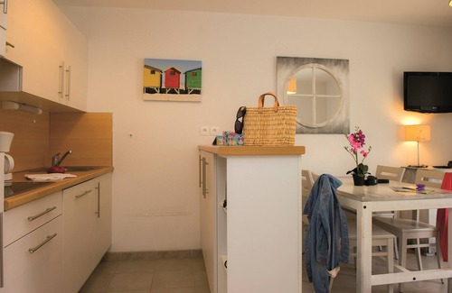 Benodet Apartment | Tranquil Studio Steps from the Beach with Pool and Spa