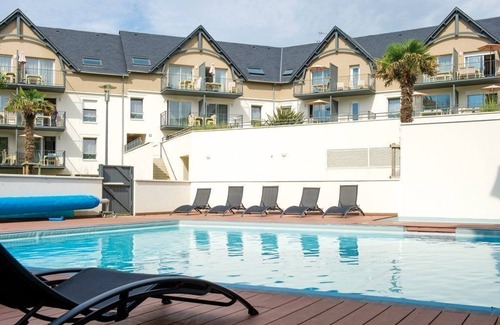 Benodet Apartment | Tranquil Studio Steps from the Beach with Pool and Spa