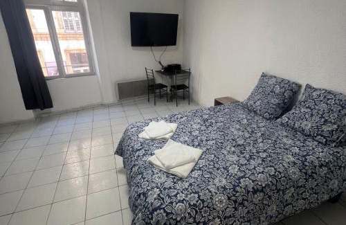 1st Arrondissement Apartment | Child-Friendly Comfort at Tapisvert St Charles Vieux Port