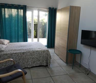 Barriere Saint Marc Apartment | Family-Friendly Studio Terrasse with Free Parking Awaits!
