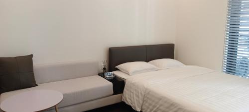 Tu Liem Apartment | Relaxing Studio Tonkin 2: Family-Friendly with Pools