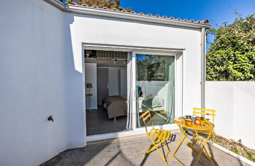 Le Cres Apartment | Well-Equipped Studio with Sports Gear and Great Reviews