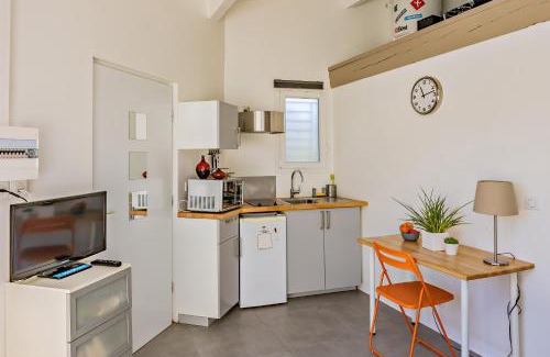Le Cres Apartment | Well-Equipped Studio with Sports Gear and Great Reviews