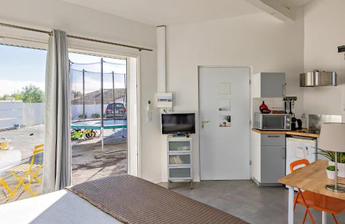 Le Cres Apartment | Well-Equipped Studio with Sports Gear and Great Reviews