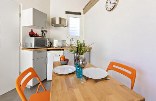 Le Cres Apartment | Well-Equipped Studio with Sports Gear and Great Reviews