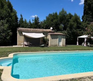 Noves House | Studio tout confort avec terrasse et piscine, idéal pour un séjour relax