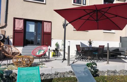 Bellerive-sur-Allier House | Peaceful Studio Near Vichy with Oceanfront Dining