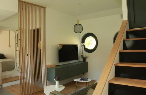 Puteaux Boat Rental | Independently Charming Studio on a Parisian Houseboat