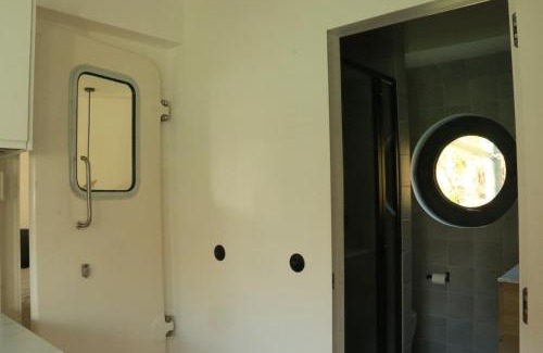 Puteaux Boat Rental | Independently Charming Studio on a Parisian Houseboat