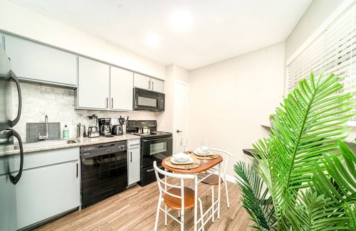 East Riverside - Oltorf Apartment | Relaxing 1BR Treehouse Retreat with Pool & Gym Nearby