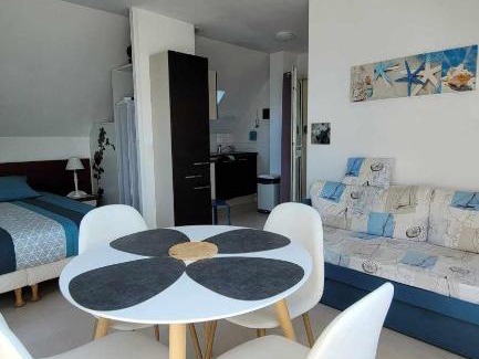 Trevou-Treguignec Apartment | Cozy Studio TRESTEL with Ocean View & Family-Friendly Amenities