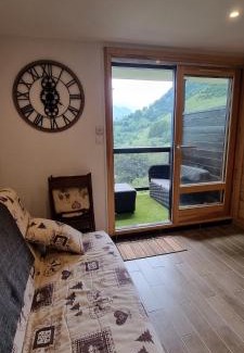 Huez-en-Oisans Apartment | Cozy Studio Uissan for 5, Steps from the Slopes
