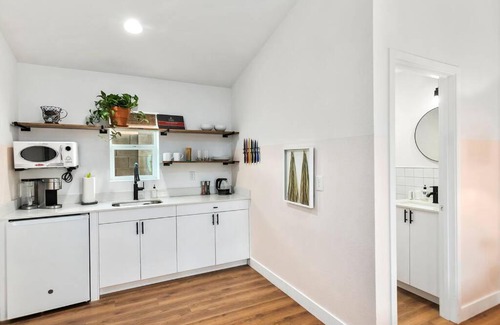 Chandler Apartment | Relaxing Studio Unit with Oceanfront Views and Pool