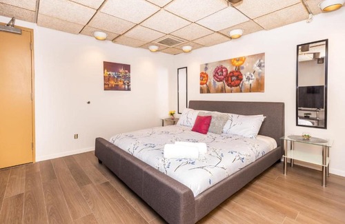 Centretown West Apartment | Pet-Friendly Studio Units with King Bed in Downtown Ottawa