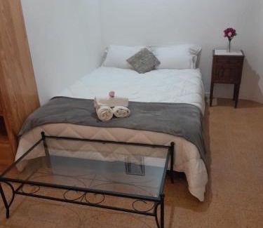 Saint-Mathieu Apartment | Cozy Studio Urbain with Retro Charm - Highly Rated Stay