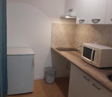 Saint-Mathieu Apartment | Cozy Studio Urbain with Retro Charm - Highly Rated Stay